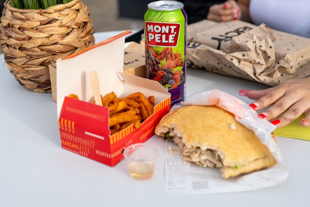 Recette du bokit au poulet : un sandwich antillais savoureux