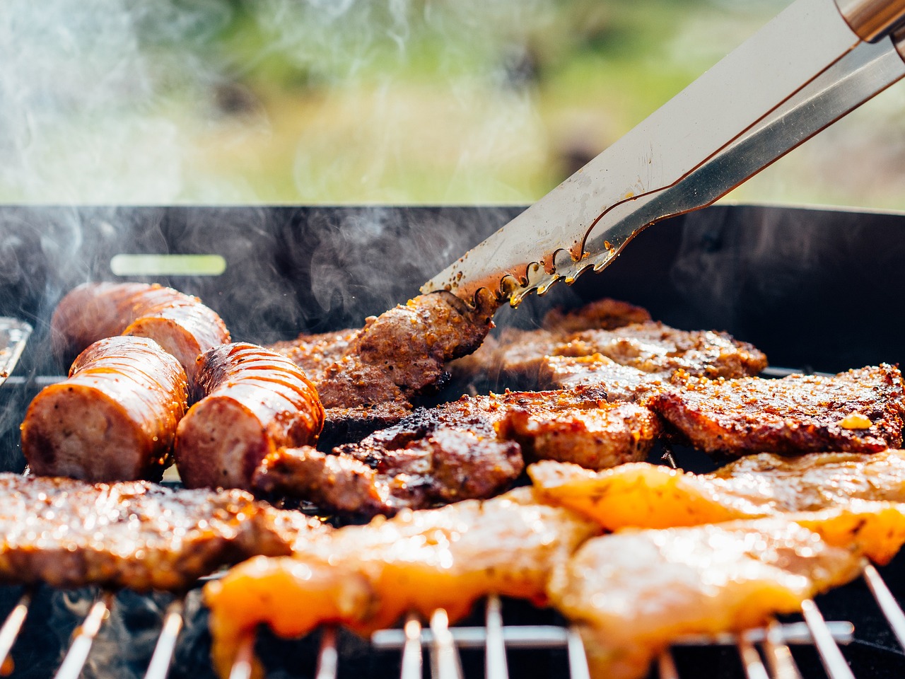Barbecue à gaz ou au charbon de bois : avec lequel cuisiner ?